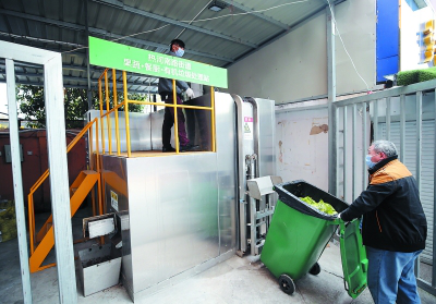 工作人员在鼓楼区郑和南路农贸市场垃圾处理站处理麻豆APP下载入口免费垃圾。